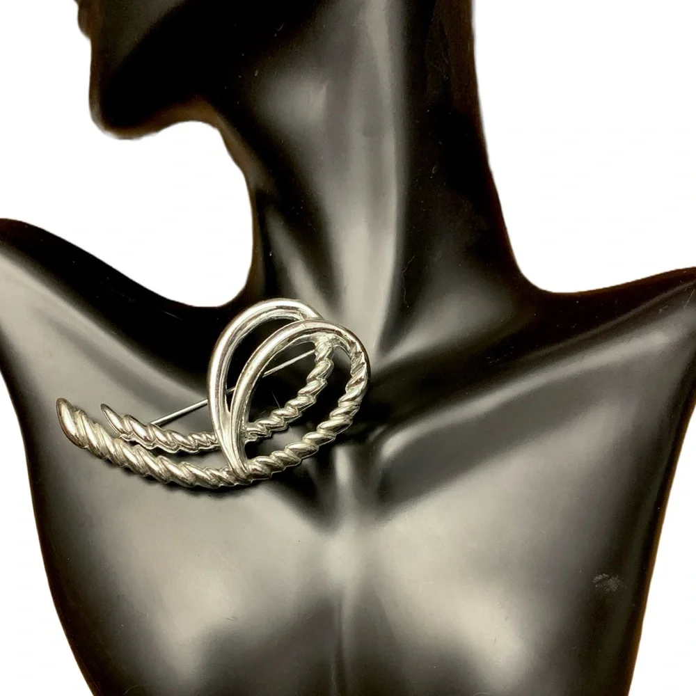 SILVER TONE VINTAGE 1980'S DOUBLE SWOOSH BROOCH